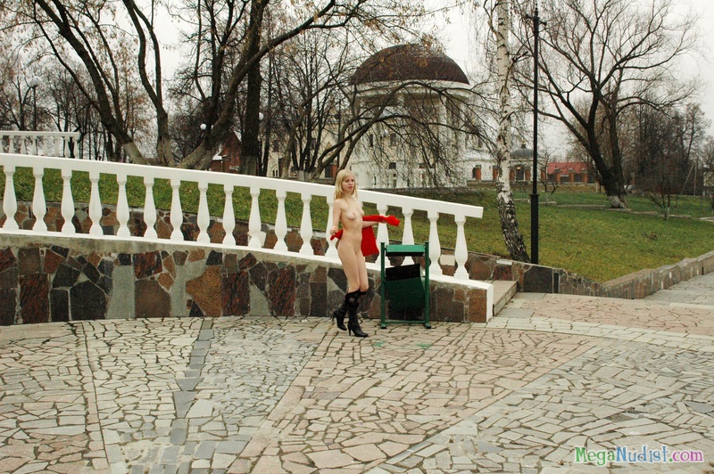 Голая блондинка в парке у моста