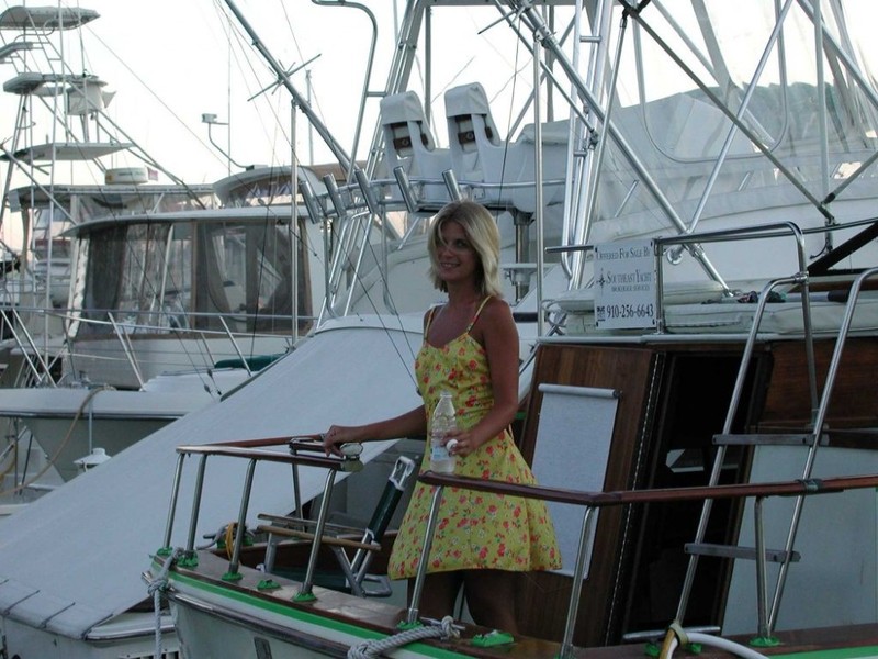 Изумительная блондинка позирует своей подружке на яхте