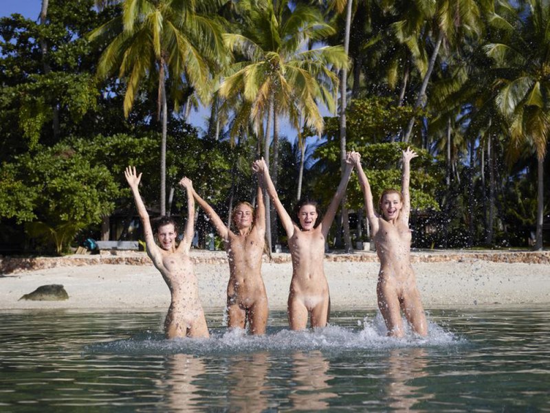 Четыре голые сучки зашли в воду по самые письки