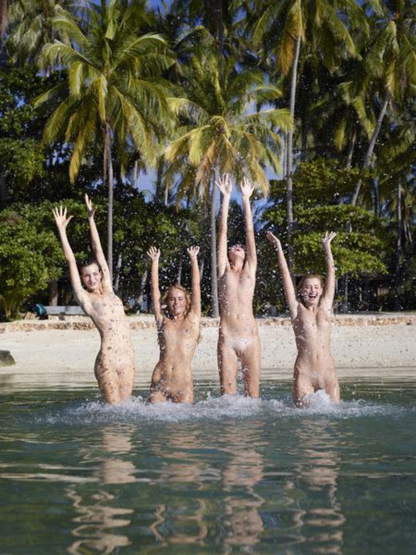 Четыре голые сучки зашли в воду по самые письки