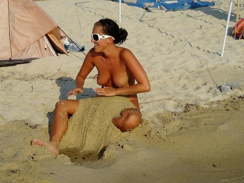 Голая марамойка отдыхает на песчаном пляже