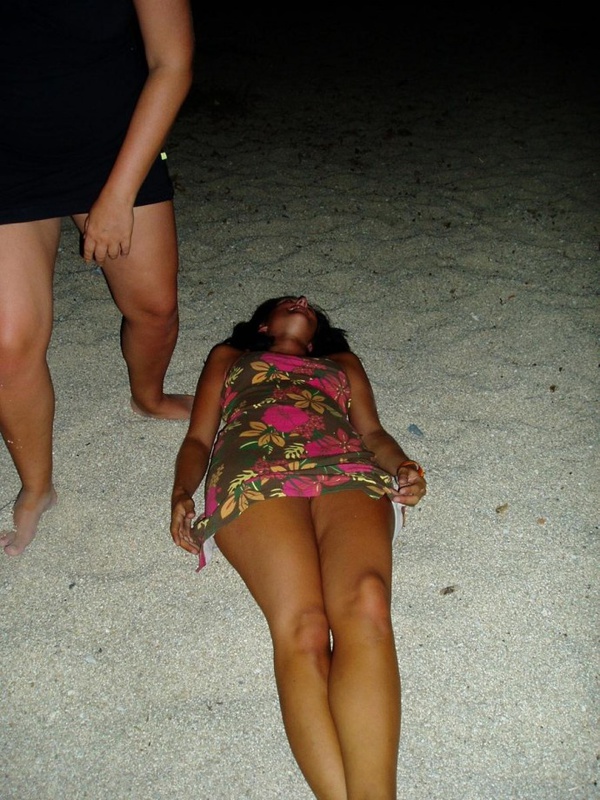Голая марамойка отдыхает на песчаном пляже
