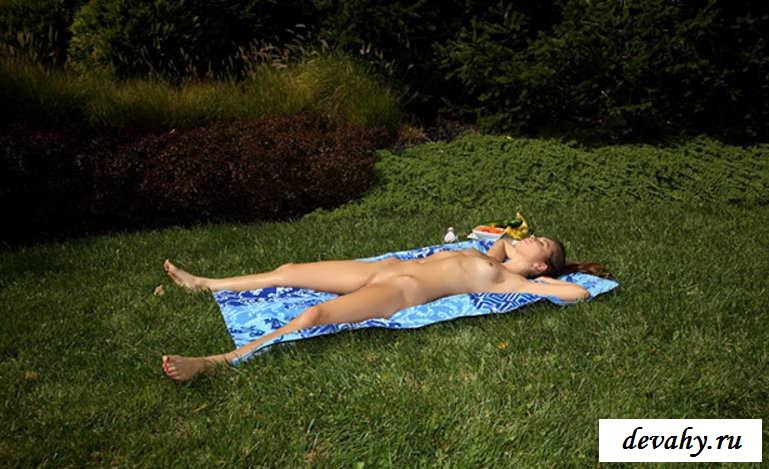 Riley Reid в масле загорает голышом (15 фото эротики)