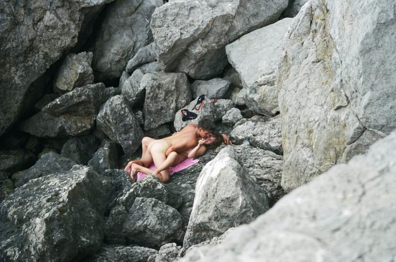 Пара голых красоток отдыхают в скалах
