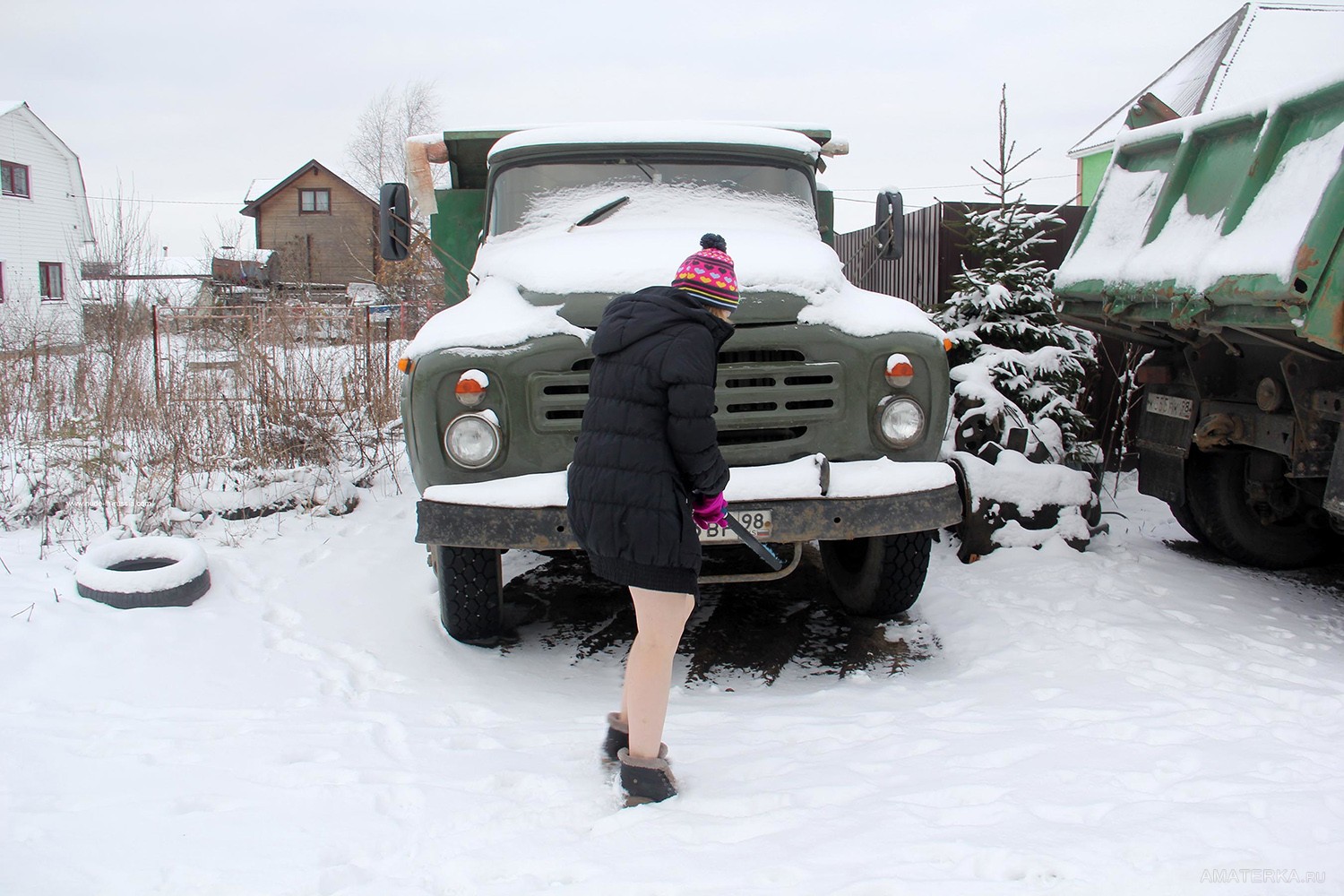 голая девушка чистит снег - ero-foto.fun