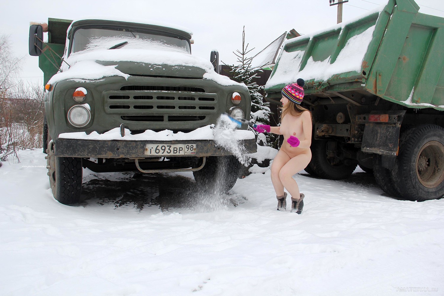 голая девушка чистит снег - ero-foto.fun