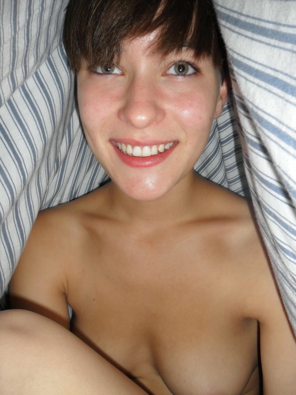 Ирина дрочит член под одеялом