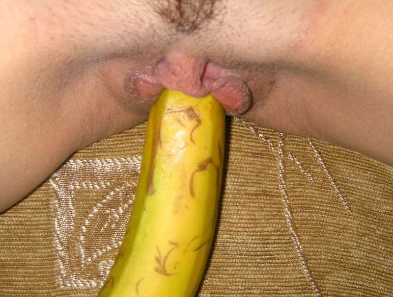 Длинноногая сучка мастурбирует бананом на диване
