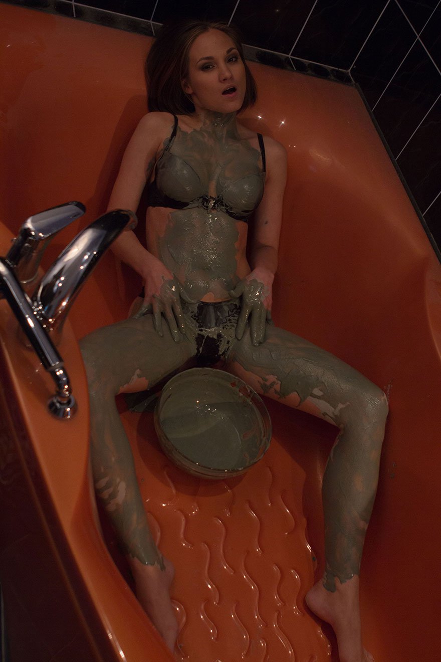Голая шатенка намазала свое тело глиной - эротика в ванной